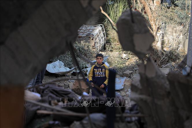 Em nhỏ bị mất nhà cửa sau vụ không kích của Israel xuống thành phố Rafah, Dải Gaza, ngày 3/2/2024. Ảnh: THX/TTXVN
