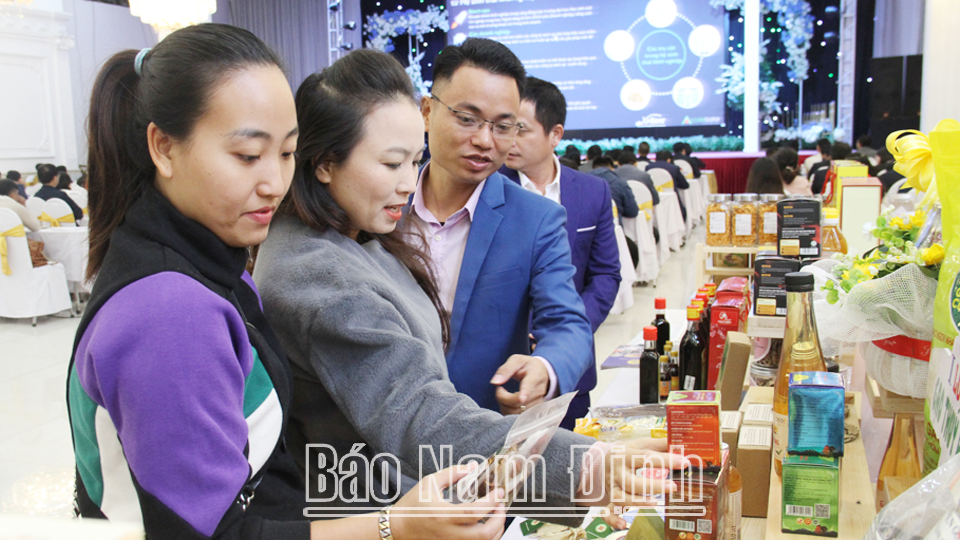 Khách hàng tham quan, tìm hiểu sản phẩm gia vị của Công ty Cổ phần Hother ATP (thành phố Nam Định).