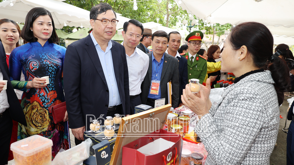 Đồng chí Phạm Gia Túc, Ủy viên BCH Trung ương Đảng, Bí thư Tỉnh ủy tham quan gian hàng chợ Tết. 