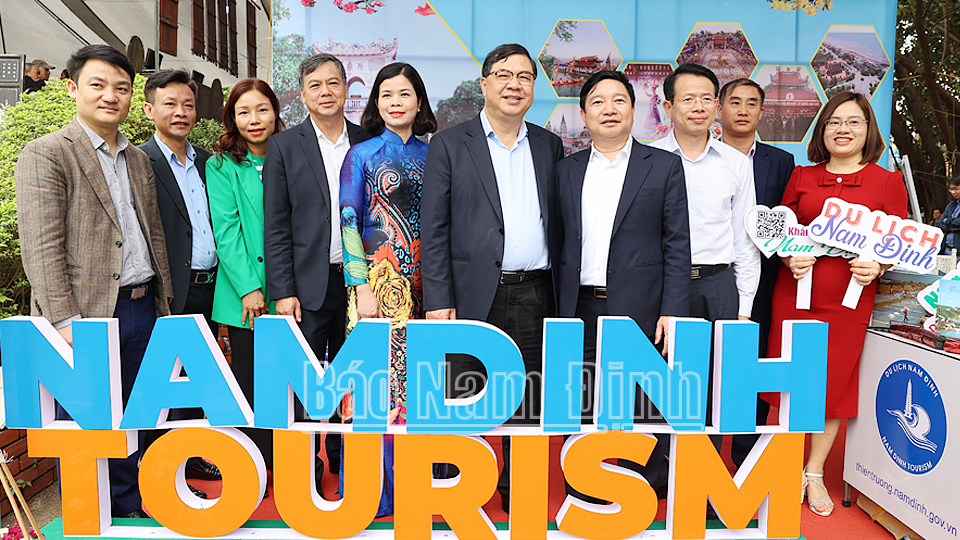 Đồng chí Phạm Gia Túc, Ủy viên BCH Trung ương Đảng, Bí thư Tỉnh ủy và các đồng chí lãnh đạo tỉnh chụp ảnh lưu niệm tại gian trưng bày Du lịch Nam Định. 