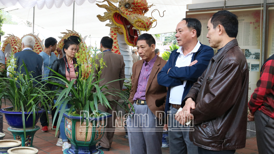 Người dân tham quan triển lãm Hương sắc hoa địa lan Nam Định. 