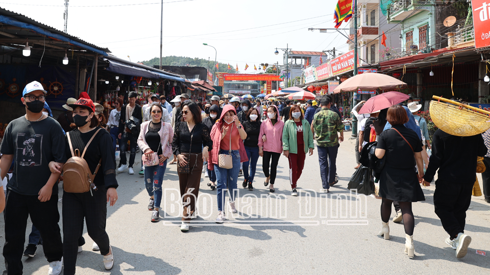 Đông đảo du khách đến với chợ Viềng xã Kim Thái (Vụ Bản). 
