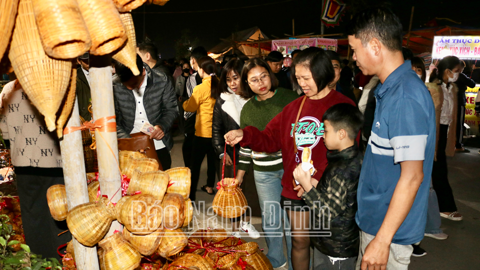 Các sản phẩm nông nghiệp mây tre đan bày bán mang ý nghĩa cầu may tại chợ Viềng Xuân Vụ Bản.
