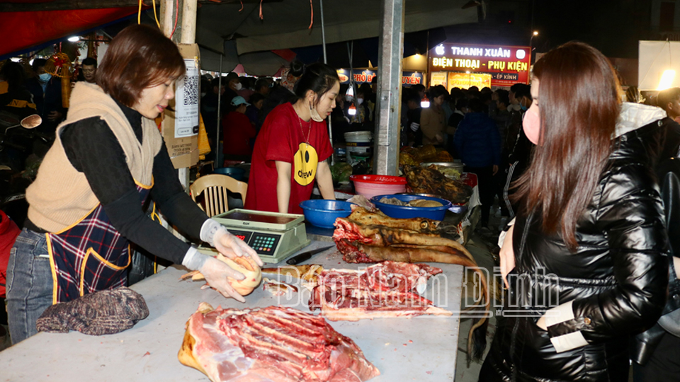 Gian hàng bày bán thịt bò thui tại chợ Viềng Xuân Vụ Bản.
