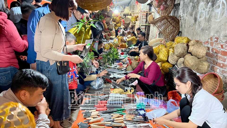 Tại chợ Viềng Chùa, các sản phẩm dao, kéo... luôn đắt hàng. 