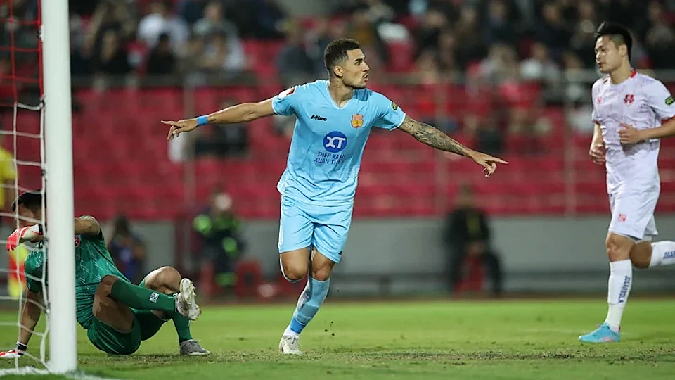 Hendrio nâng tỉ số lên 2-0 cho Nam Định.
