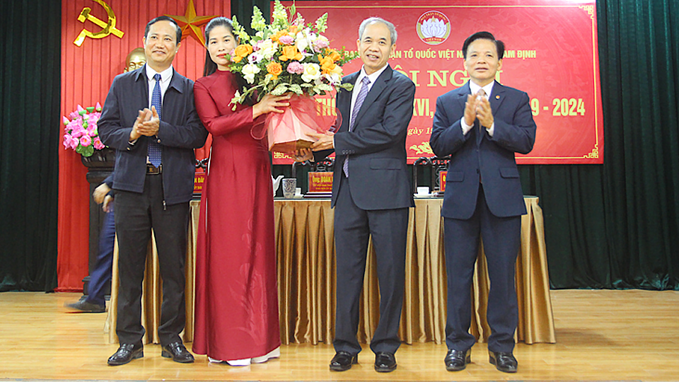 Các đồng chí lãnh đạo Ủy ban MTTQ tỉnh tặng hoa chúc mừng đồng chí tân Phó Chủ tịch Ủy ban MTTQ tỉnh Trần Thị Thoa. 