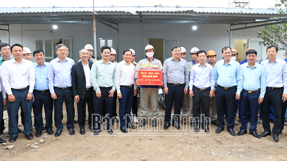 Các đồng chí Thường trực Tỉnh ủy và lãnh đạo tỉnh tặng quà chúc mừng đầu xuân công nhân đang làm việc tại Dự án Xây dựng tuyến đường bộ mới Nam Định - Lạc Quần - Đường bộ ven ­biển đoạn qua xã Hồng Quang (Nam Trực).
            