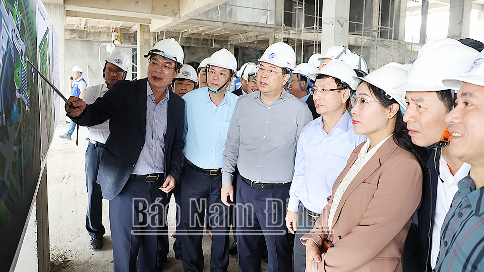 Các đồng chí Thường trực Tỉnh ủy tỉnh kiểm tra tiến độ thi công Dự án Xây dựng Bệnh viện Đa khoa tỉnh Nam Định. 
