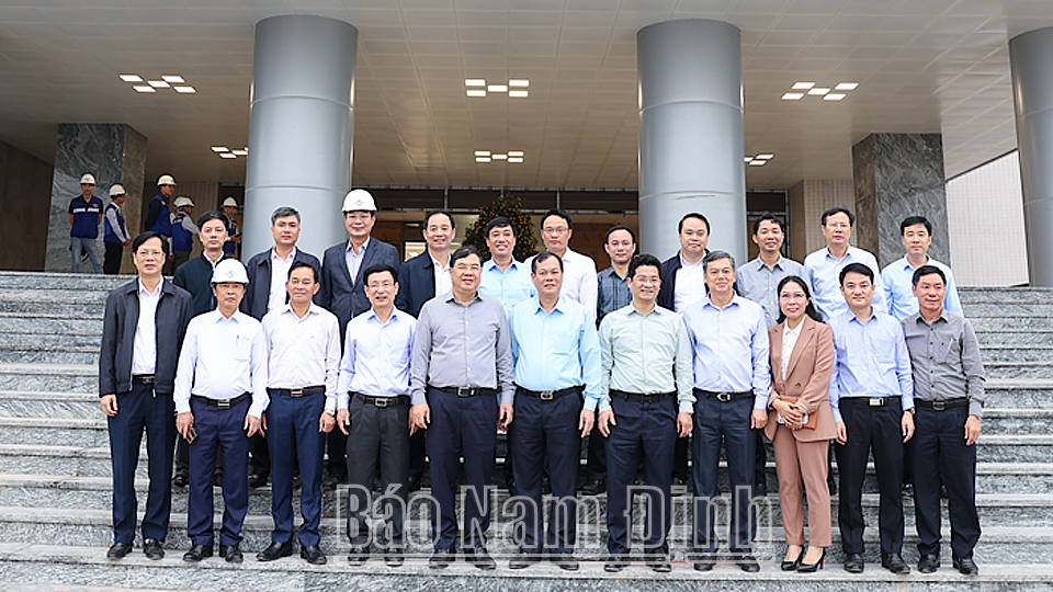 Các đồng chí Thường trực Tỉnh ủy và lãnh đạo tỉnh chụp ảnh lưu niệm tại công trường Bệnh viện Đa khoa tỉnh Nam Định.
            