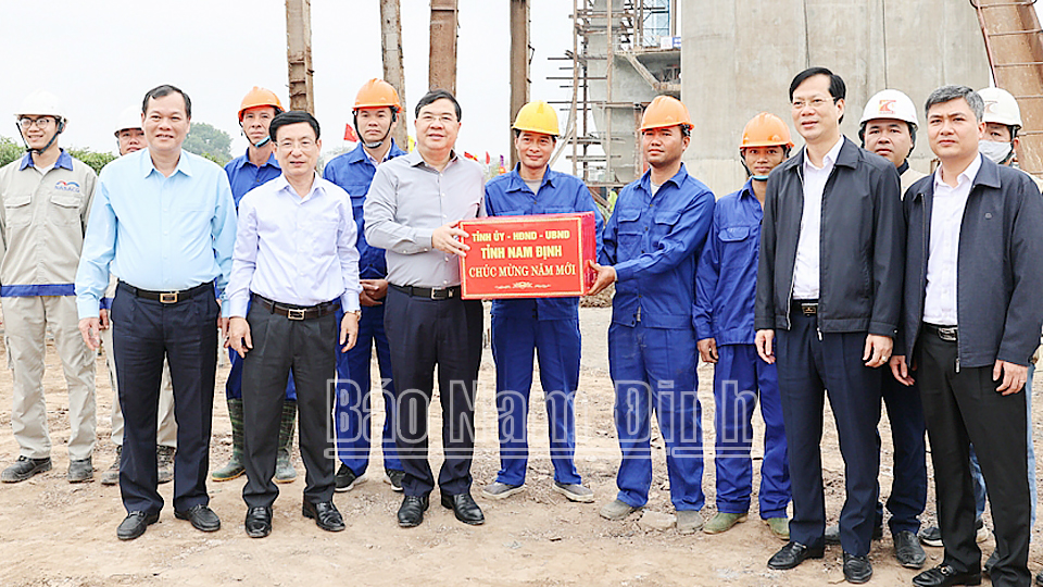 Các đồng chí Thường trực Tỉnh ủy tặng quà chúc mừng đầu xuân công nhân đang làm việc tại Dự án đầu tư xây dựng cầu qua sông Đào nối từ đường Song Hào đến đường Vũ Hữu Lợi (Thành phố Nam Định).
            