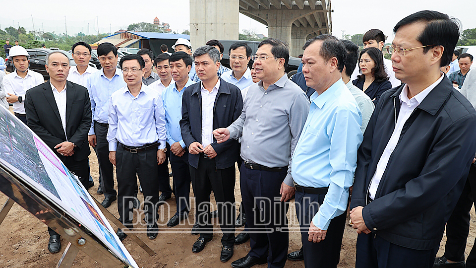 Các đồng chí Thường trực Tỉnh ủy và lãnh đạo UBND tỉnh kiểm tra tiến độ thi công Dự án đầu tư xây dựng cầu qua sông Đào nối từ đường Song Hào đến đường Vũ Hữu Lợi (Thành phố Nam Định).
            
