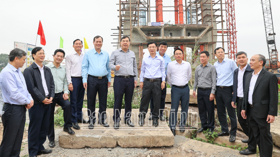 Các đồng chí Thường trực Tỉnh ủy và lãnh đạo UBND tỉnh kiểm tra tiến độ thi công Dự án đầu tư xây dựng cầu qua sông Đào nối từ đường Song Hào đến đường Vũ Hữu Lợi (TP Nam Định).
            