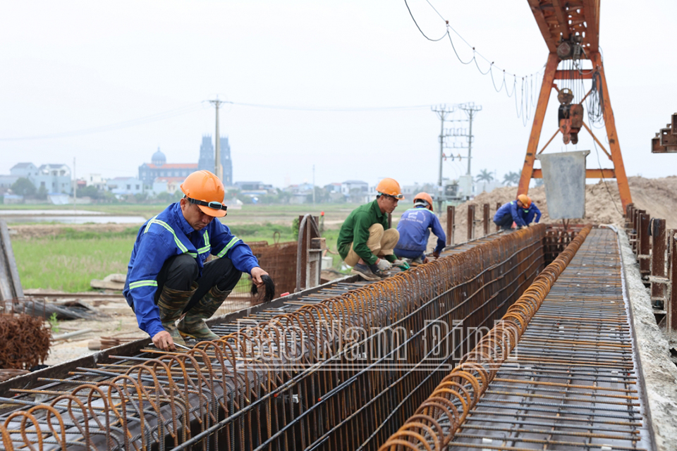Công trường thi công Dự án Xây dựng tuyến đường bộ mới Nam Định - Lạc Quần - Đường bộ ven ­biển đoạn qua xã Hồng Quang (Nam Trực).
            