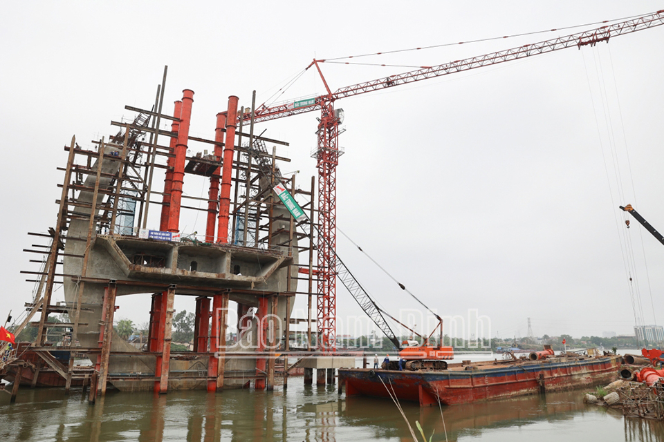 Công trường Dự án đầu tư xây dựng cầu qua sông Đào nối từ đường Song Hào đến đường Vũ Hữu Lợi (Thành phố Nam Định).
            