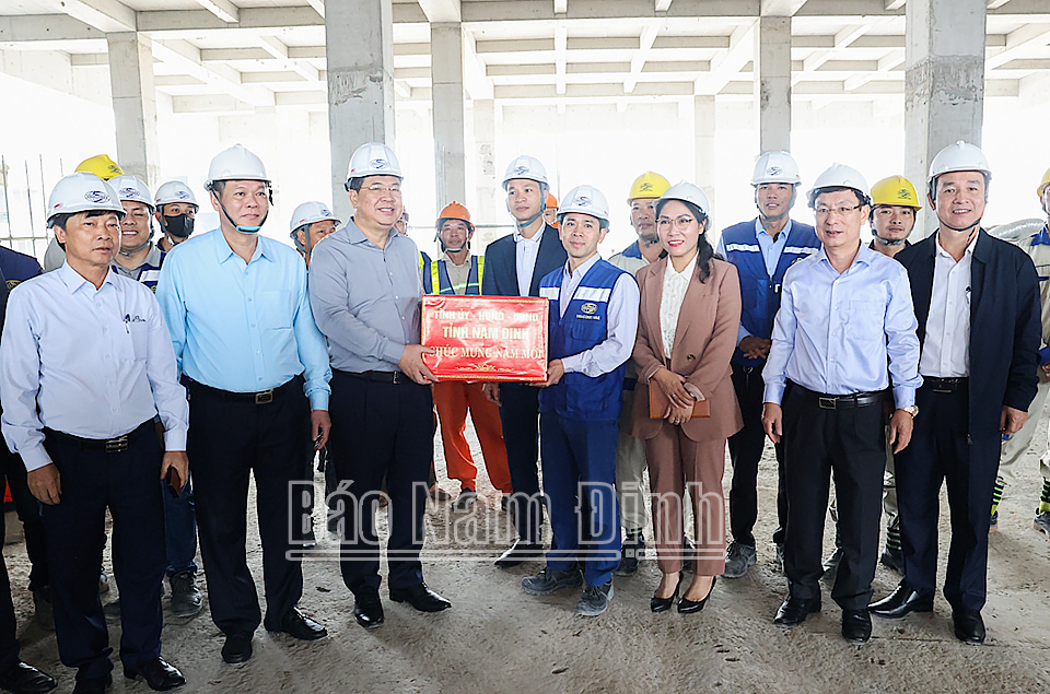 Các đồng chí Thường trực Tỉnh ủy tặng quà chúc mừng đầu xuân công nhân đang làm việc tại Dự án Xây dựng Bệnh viện Đa khoa tỉnh Nam Định. 
