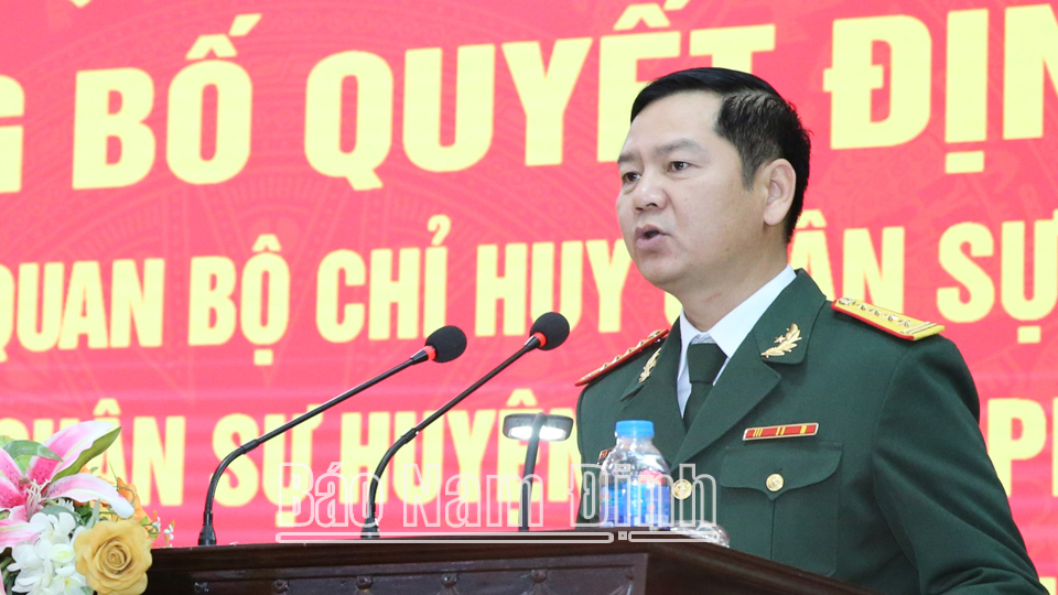 Đồng chí Đại tá Nguyễn Bá Thịnh, TUV, Chỉ huy trưởng Bộ CHQS tỉnh công bố các Quyết định của Bộ Quốc phòng về tổ chức lại các cơ quan, đơn vị thuộc Bộ CHQS tỉnh Nam Định.
