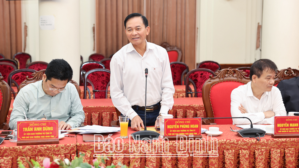 Đồng chí Nguyễn Phùng Hoan, Ủy viên Ban TVTU, Phó Chủ tịch Thường trực HĐND tỉnh phát biểu tại hội nghị. 
