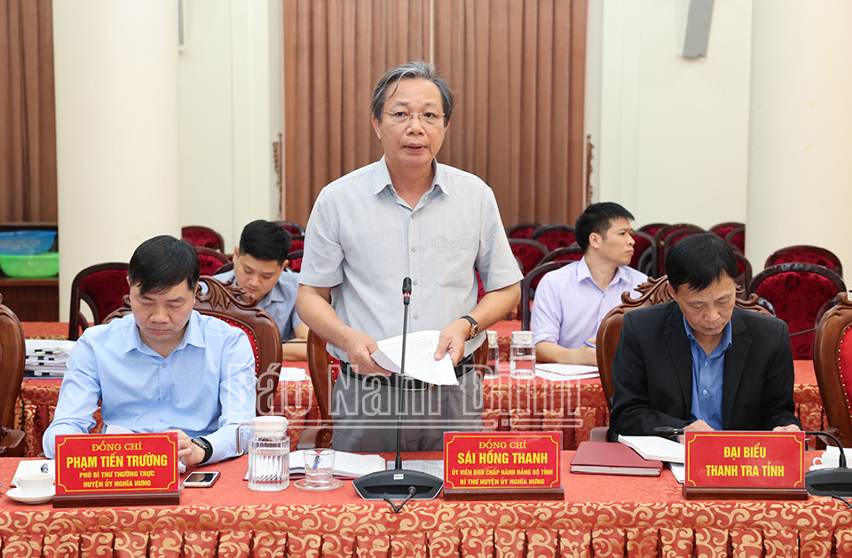 Đồng chí Sái Hồng Thanh, TUV, Bí thư Huyện ủy Nghĩa Hưng phát biểu tại hội nghị. 
