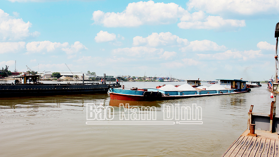 Xà lan chở hàng lưu thông trên sông Ninh Cơ địa phận huyện Nghĩa Hưng.
            