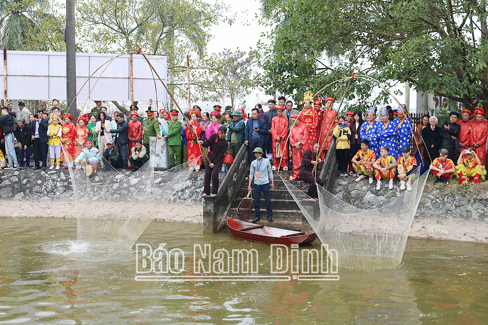 Ngư dân làng Tức Mặc thực hiện nghi thức đánh bắt cá.
            