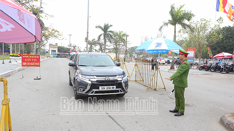 Lực lượng Công an phân luồng giao thông tại Lễ hội khai Ấn đền Trần Xuân Giáp Thìn 2024. 
