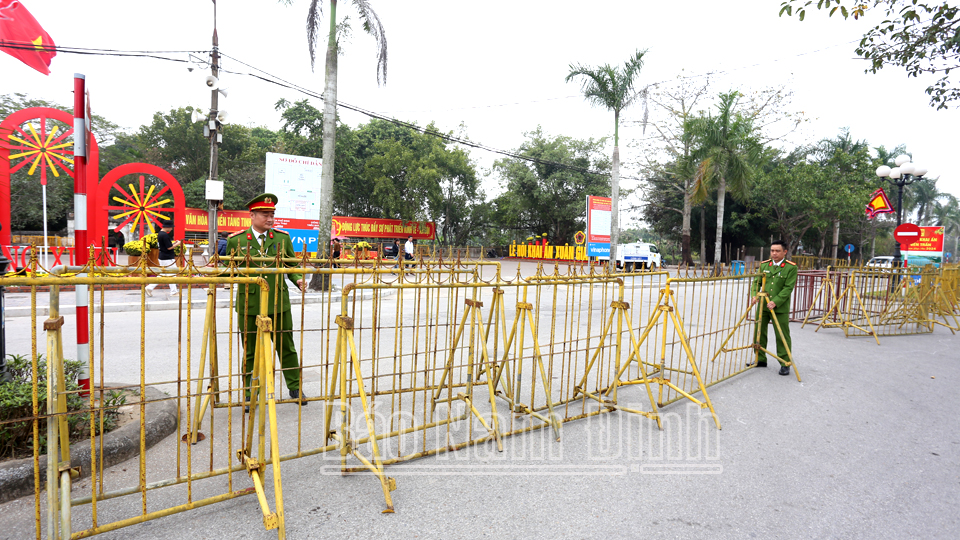Lực lượng Công an phường Lộc Vượng (thành phố Nam Định) chuẩn bị các rào chắn nhằm đảm bảo tốt an ninh trật tự cho Lễ hội khai Ấn đền Trần Xuân Giáp Thìn 2024. 
