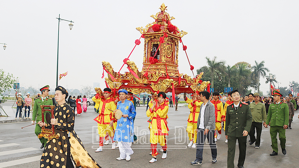 Nghi thức rước kiệu Ngọc Lộ trong lễ hội Khai ấn Đền Trần Xuân Giáp Thìn 2024. 

