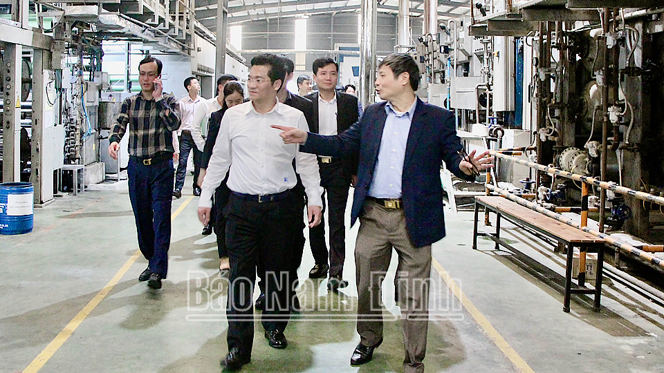Đồng chí Trần Anh Dũng, Uỷ viên Ban TVTU, Phó Chủ tịch Thường trực UBND tỉnh khảo sát tình hình sản xuất thực tế của Công ty Cổ phần Dệt lụa Nam Định. 

