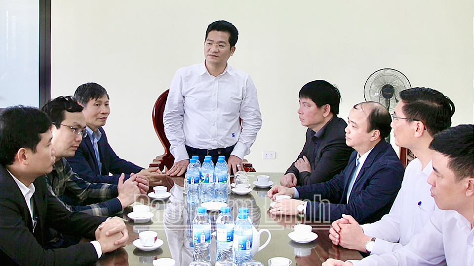 Đồng chí Trần Anh Dũng, Uỷ viên Ban TVTU, Phó Chủ tịch Thường trực UBND tỉnh phát biểu kết luận buổi làm việc tại Công ty Cổ phần Dệt lụa Nam Định. 
