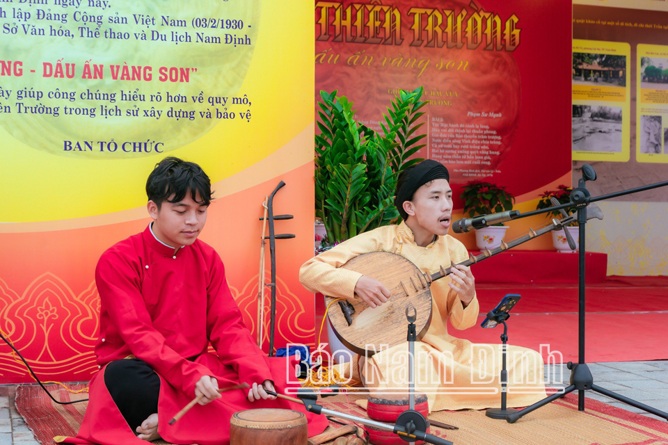 Trình diễn hát xẩm tại Lễ hội Khai ấn Đền Trần.
            