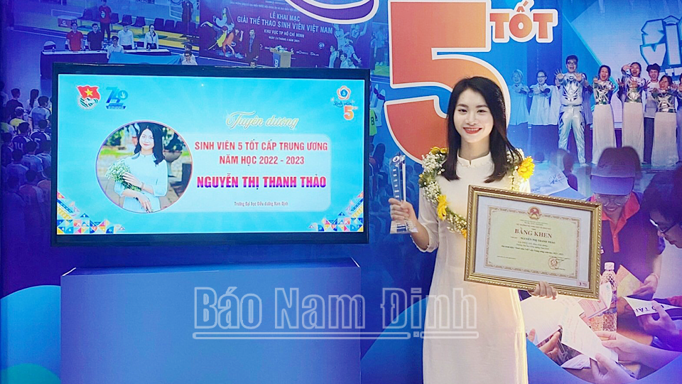 Sinh viên Nguyễn Thị Thanh Thảo nhận Bằng khen Sinh viên 5 tốt cấp Trung ương năm học 2022-2023.
Ảnh: Do nhân vật cung cấp