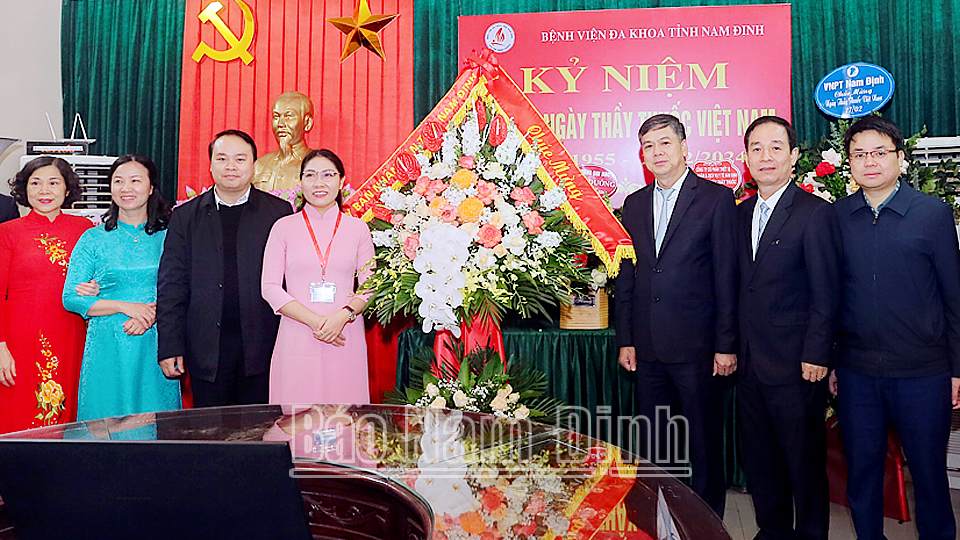 Đồng chí Trần Lê Đoài, TUV, Phó Chủ tịch UBND tỉnh tặng lẵng hoa tươi thắm chúc mừng cán bộ, y, bác sĩ Bệnh viện Đa khoa tỉnh. 
