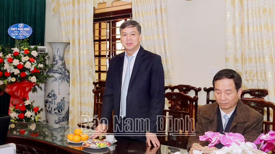 Đồng chí Trần Lê Đoài, TUV, Phó Chủ tịch UBND tỉnh phát biểu chúc mừng cán bộ, y, bác sĩ.

