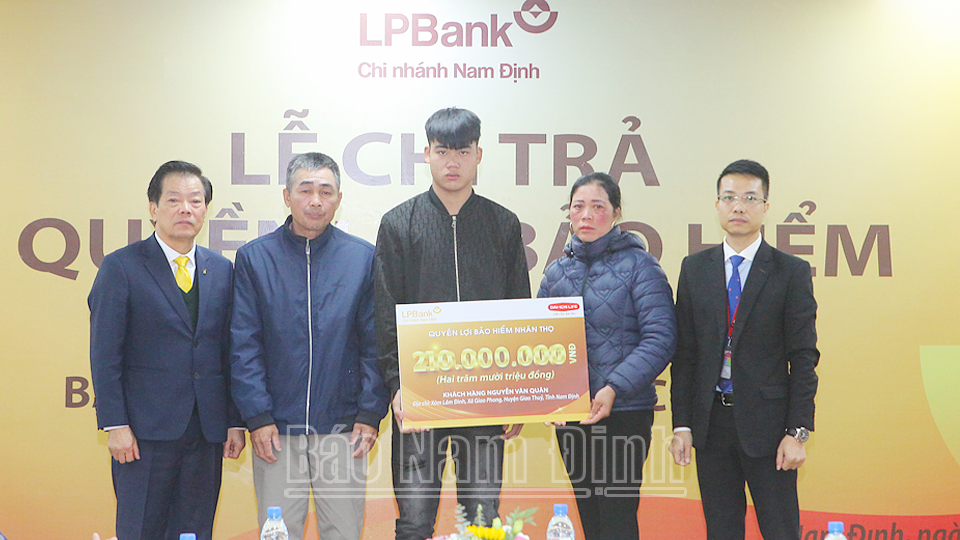 Đại diện LPBank Nam Định với Công ty Bảo hiểm nhân thọ Dai-ichi Life Việt Nam trao trả tiền bảo hiểm nhân thọ cho gia đình khách hàng.

