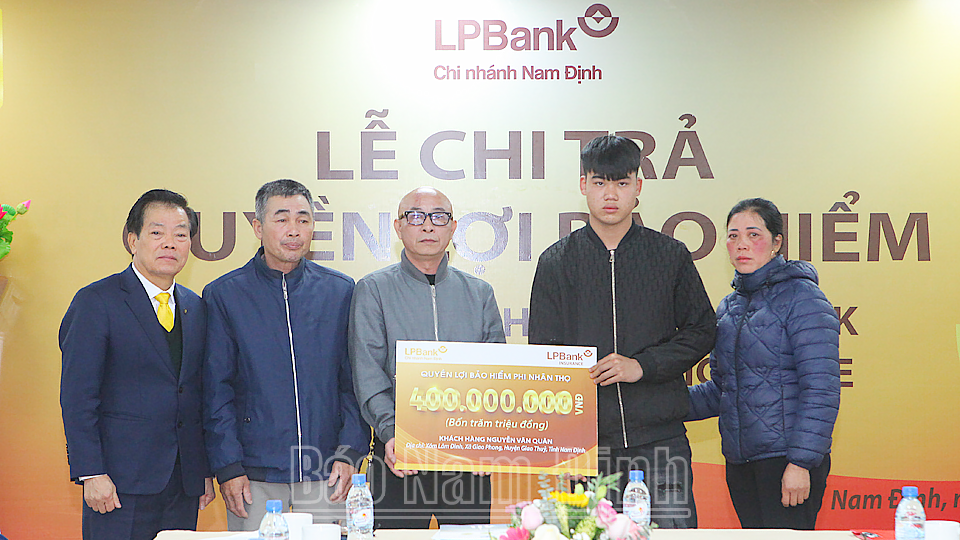 Đại diện LPBank Nam Định và Công ty Cổ phần Bảo hiểm LPBank trao trả tiền bảo hiểm phi nhân thọ cho gia đình khách hàng.
