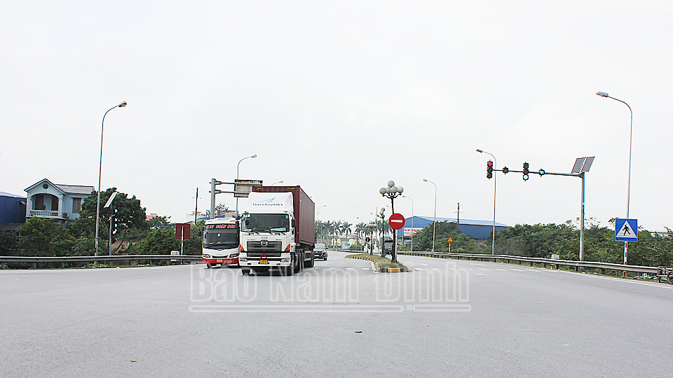 Quốc lộ 10 đoạn qua địa bàn xã Mỹ Tân (Mỹ Lộc) được bảo trì thường xuyên đảm bảo chất lượng công trình cho phương tiện lưu thông thuận tiện.
