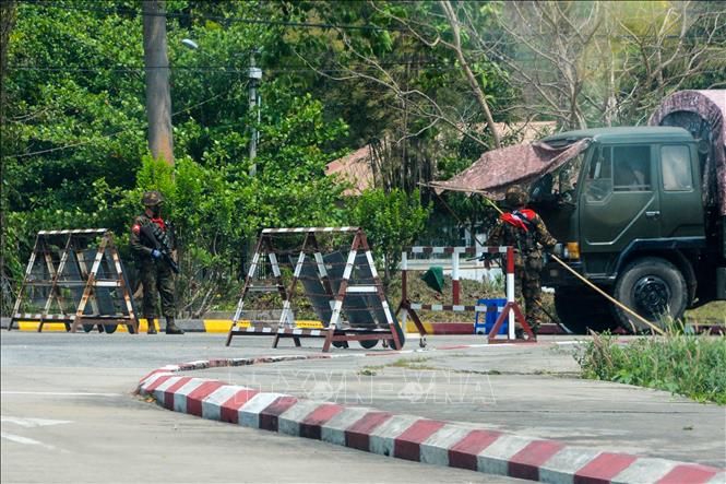 Binh sĩ gác trên đường phố tại Naypyidaw, Myanmar. Ảnh tư liệu: AFP/TTXVN
