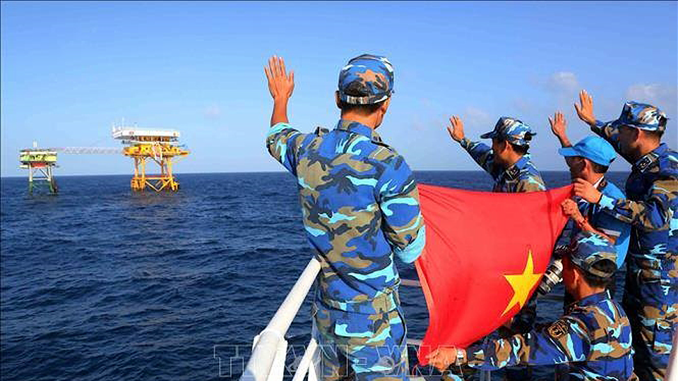 Đoàn công tác Vùng 2 Hải quân ra thăm, động viên các chiến sĩ Hải quân làm nhiệm vụ tại nhà giàn DK1/12 - cột mốc chủ quyền trên thềm lục địa Việt Nam. 
Ảnh: TTXVN