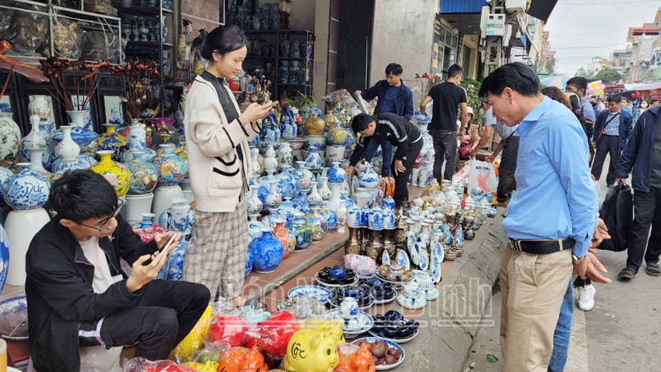 Người dân tham quan, mua sắm hàng hóa tại Hội chợ Viềng Xuân Vụ Bản.