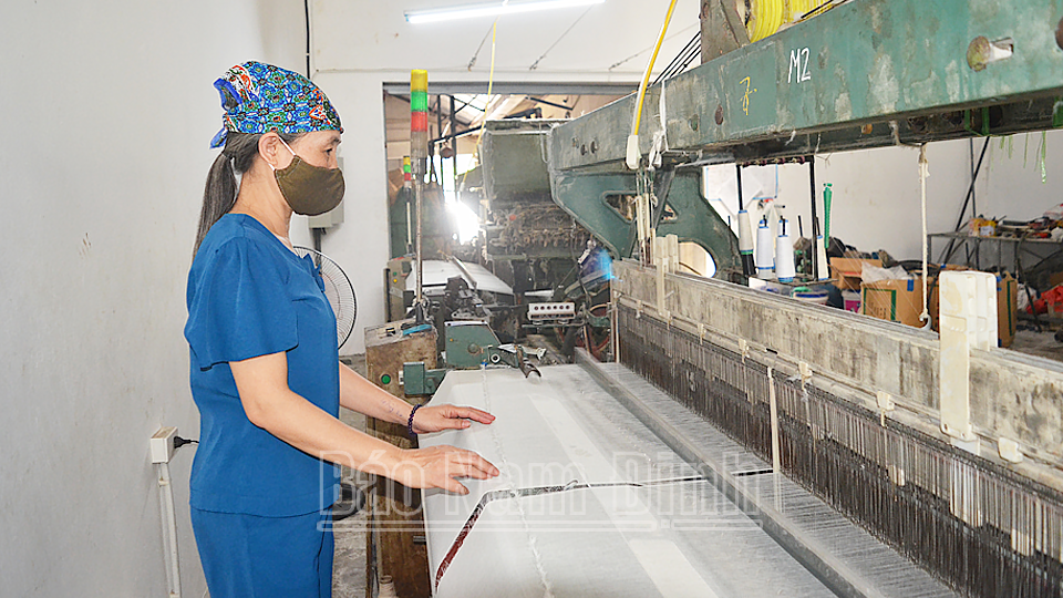 Với trợ lực từ vốn Quỹ tín dụng nhân dân Phương Định, nghề sản xuất vải gạc y tế của xã Phương Định (Trực Ninh) đã phát triển ổn định, tạo việc làm cho nhiều lao động địa phương.