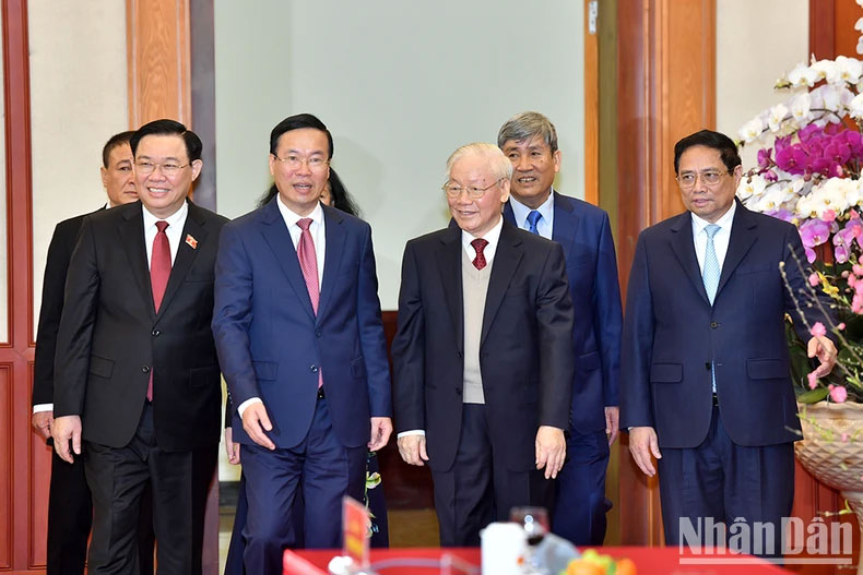 Tổng Bí thư Nguyễn Phú Trọng cùng các đồng chí lãnh đạo và nguyên lãnh đạo Đảng, Nhà nước dự chúc Tết.