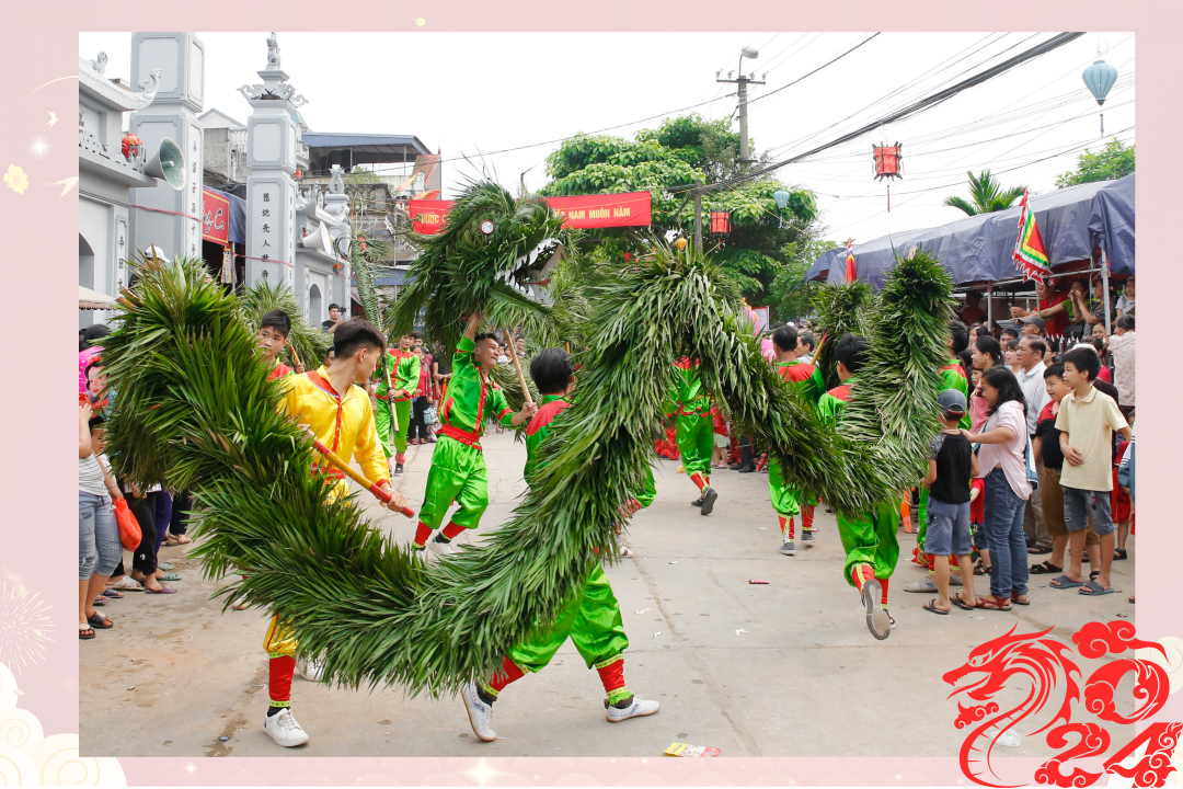 Biểu diễn rồng mây trong lễ hội làng Quả Linh, xã Thành Lợi (Vụ Bản). 
