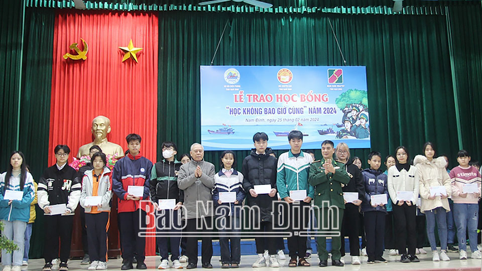 Lãnh đạo Bộ đội Biên phòng tỉnh và Hội Khuyến học tỉnh trao học bổng cho con của cán bộ, chiến sĩ  Bộ đội Biên phòng tỉnh. 