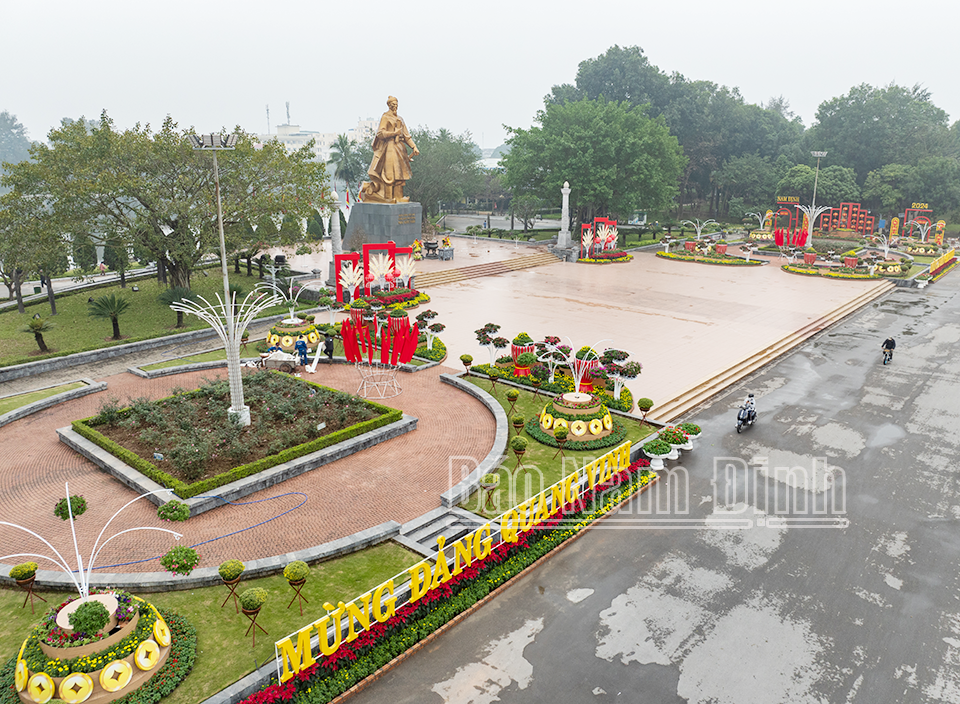 Trang trí khu vực Tượng đài Hưng Đạo Đại vương Trần Quốc Tuấn (TP Nam Định). Ảnh: Viết Dư
