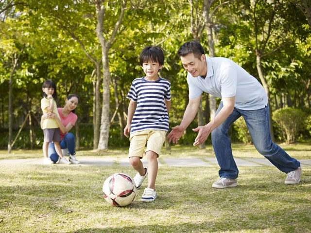 Hoạt động thể chất vào những ngày nghỉ Tết là một cách tốt để duy trì những thói quen lành mạnh cho trẻ và cả gia đình.