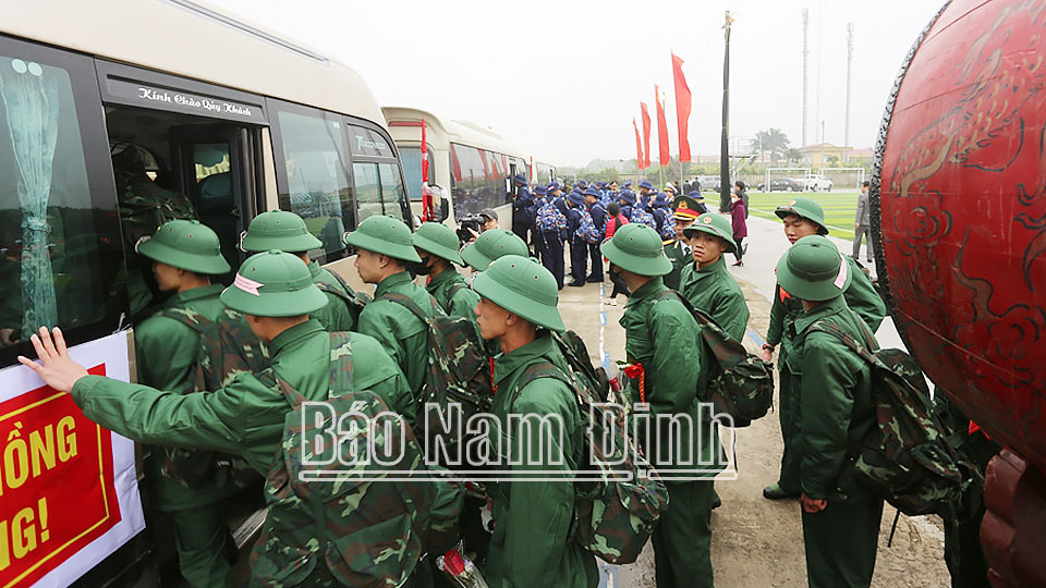 Các tân binh huyện Nghĩa Hưng hăng hái lên đường thực hiện Nghĩa vụ Quân sự. 