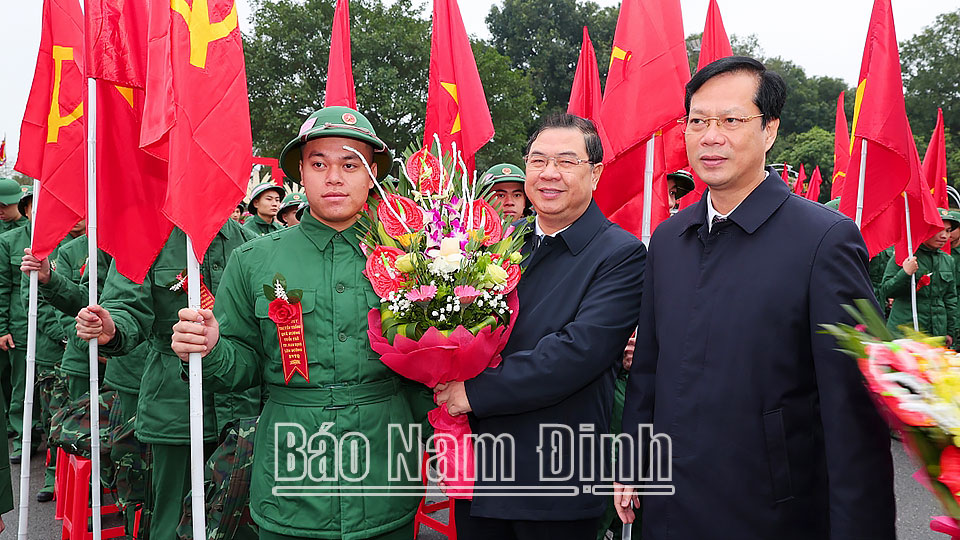 Đồng chí Bí thư Tỉnh ủy Phạm Gia Túc và đồng chí Bí thư Thành ủy Nam Định Nguyễn Anh Tuấn tặng hoa, động viên tân binh thành phố lên đường nhập ngũ.