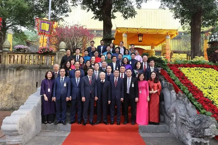 Tổng Bí thư Nguyễn Phú Trọng và các đại biểu với cán bộ, nhân viên Khu di tích Hoàng thành Thăng Long-Di sản Văn hóa Thế giới. 