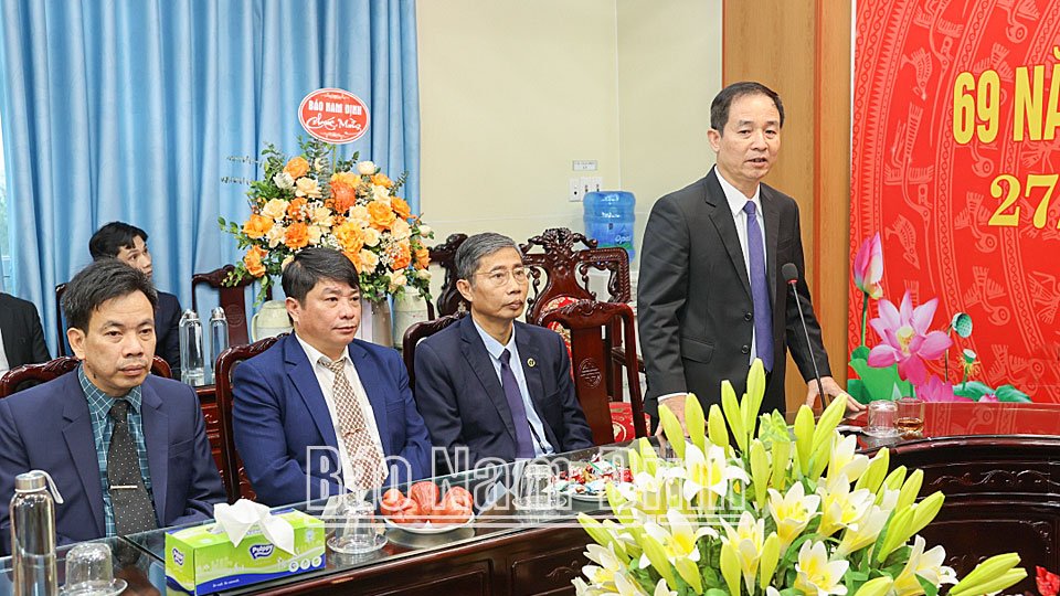 Đồng chí Trần Trung Kiên, Giám đốc Sở Y tế phát biểu cảm ơn sự quan tâm của các đồng chí lãnh đạo tỉnh. 